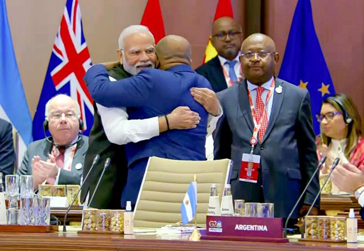 El primer ministro indio Narendra Modi abraza al presidente de la Unión Africana y presidente de las Comoras, Azali Assouman, mientras lo invita calurosamente a unirse a otros líderes del G20. Foto: ANI.