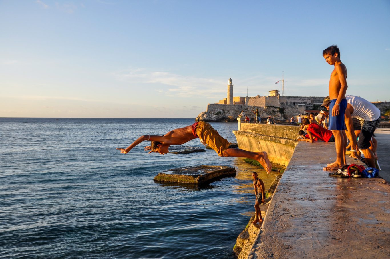 The bathers are part of the iconic image of the photographed Malecón boardwalk. Photo: Kaloian.