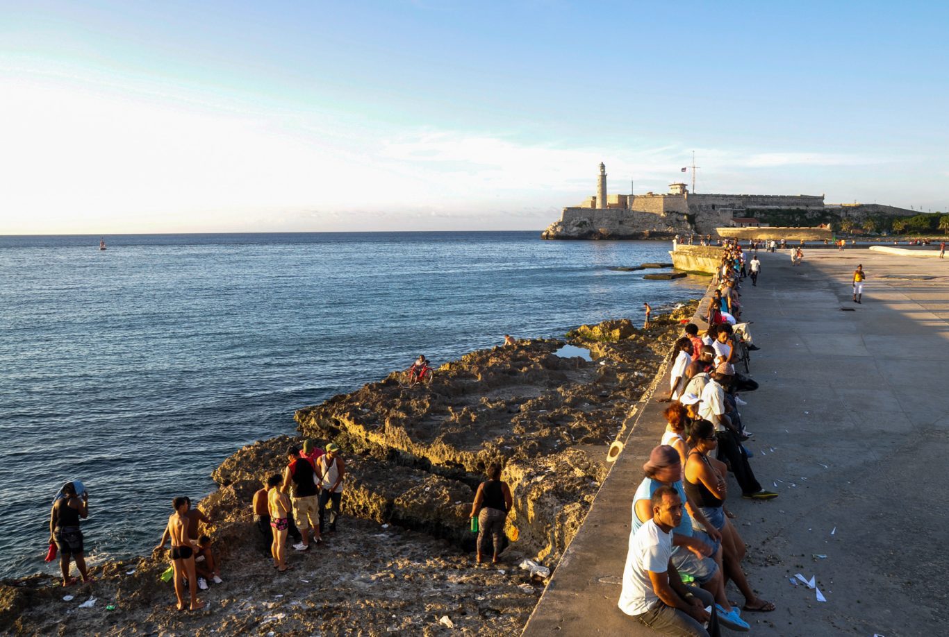 El muro, la frontera entre quienes miran al mar y quienes miran a la ciudad. Foto: Kaloian.