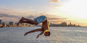 Bañistas en el malecón de La Habana. Foto: Kaloian.