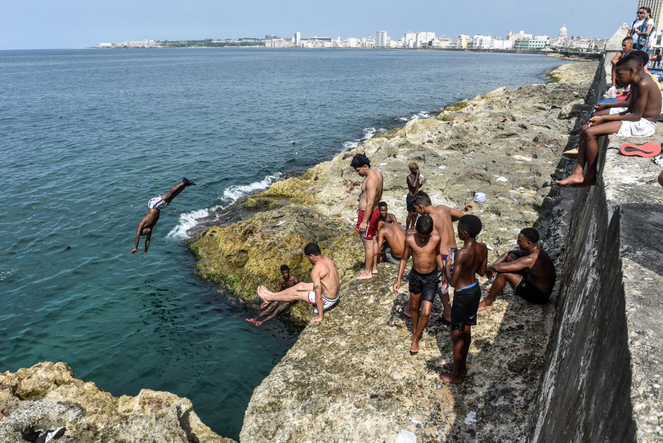 Los bañistas del malecón de La Habana forman parte de la icónica imagen del lugar. Foto: Kaloian.