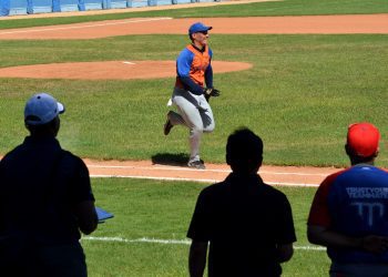 La carrera de home a primera con swing fue una de las pruebas que realizaron los peloteros en el tryout. Foto: Ricardo López Hevia.