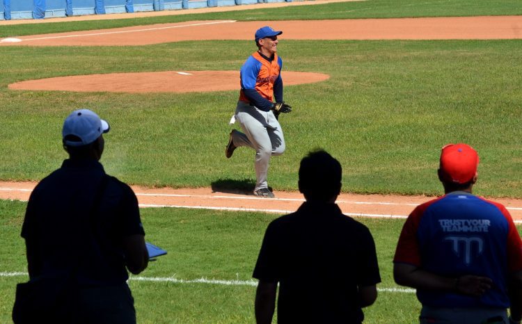 La carrera de home a primera con swing fue una de las pruebas que realizaron los peloteros en el tryout. Foto: Ricardo López Hevia.