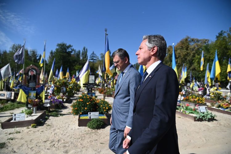 Blinken (derecha) y el ministro de Asuntos Exteriores de Ucrania, Dmitró Kuleba (i), visitando el cementerio de Berkovetske en Kiev Foto: Ministerio de Asuntos Exteriores de Ucrania/Efe/Epa.