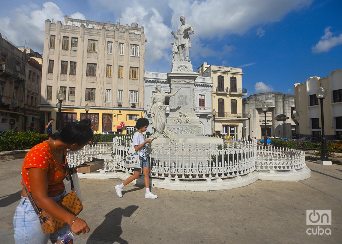 Plazuela de Albear, en La Habana Vieja, cuya calle trasera es Bernaza. Foto: Otmaro Rodríguez.
