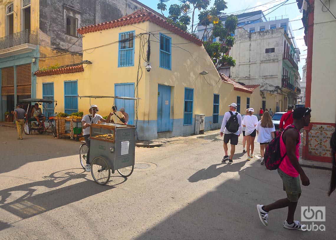 Casa de Parra, hoy restaurante Hanói (de amarillo), en la esquina de las calles Bernaza y Teniente Rey. Foto: Otmaro Rodríguez.