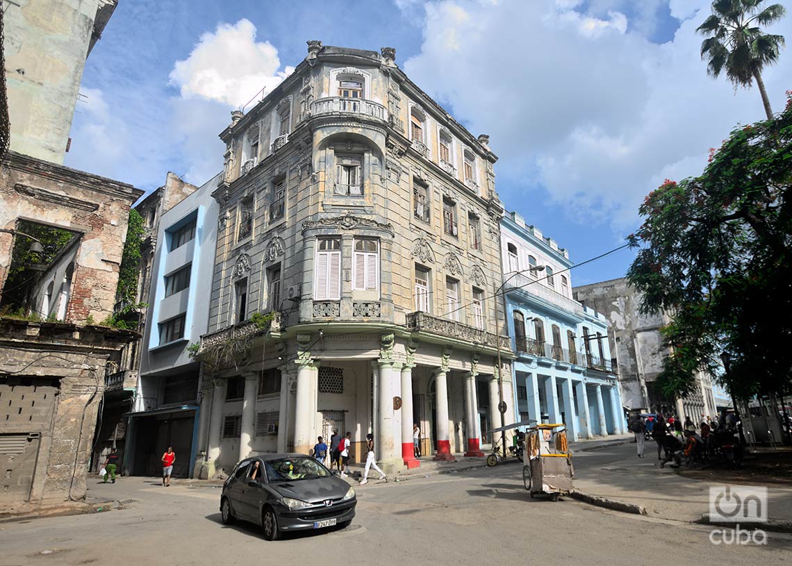 Intercepción de las calles Bernaza y Muralla, en La Habana Vieja. Foto: Otmaro Rodríguez.