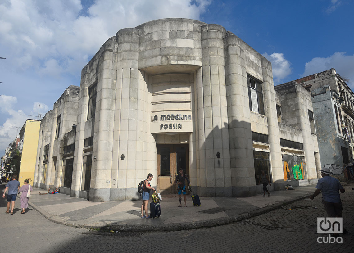 La célebre librería La Moderna Poesía, en la esquina de Obispo y Bernaza, cerrada hace varios años. Foto: Otmaro Rodríguez.