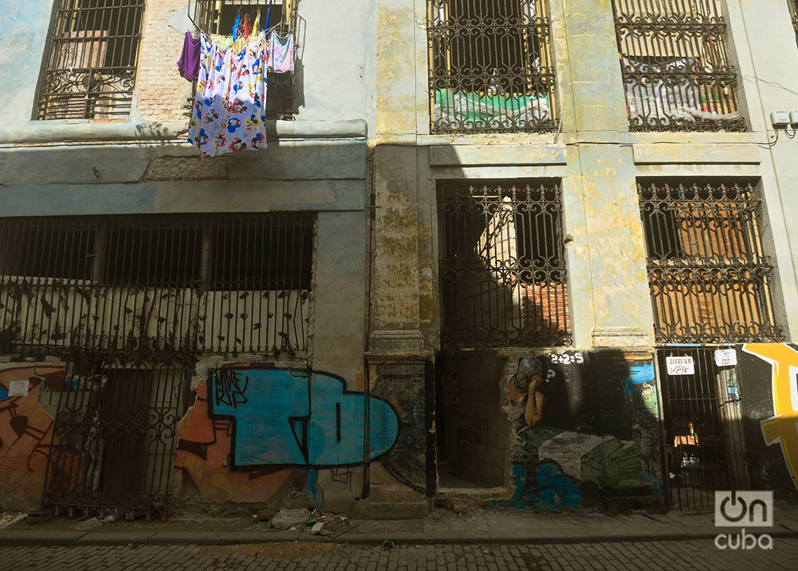 Antigua fábrica de grabado de Cuba convertida en vivienda, en la calle Bernaza. Foto: Otmaro Rodríguez.