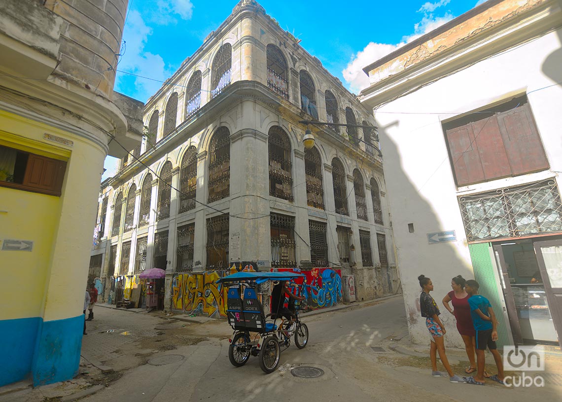 Primera fábrica de grabado en acero establecida en Cuba, en la calle Bernaza. Foto: Otmaro Rodríguez.