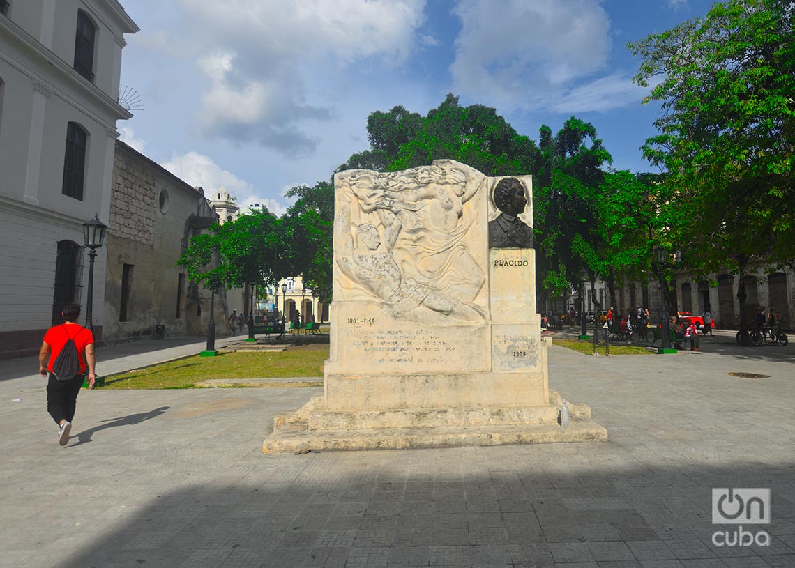 Monumento al poeta Gabriel de la Concepción Valdés, Plácido, en la Plaza del Cristo, en La Habana. Foto: Otmaro Rodríguez.