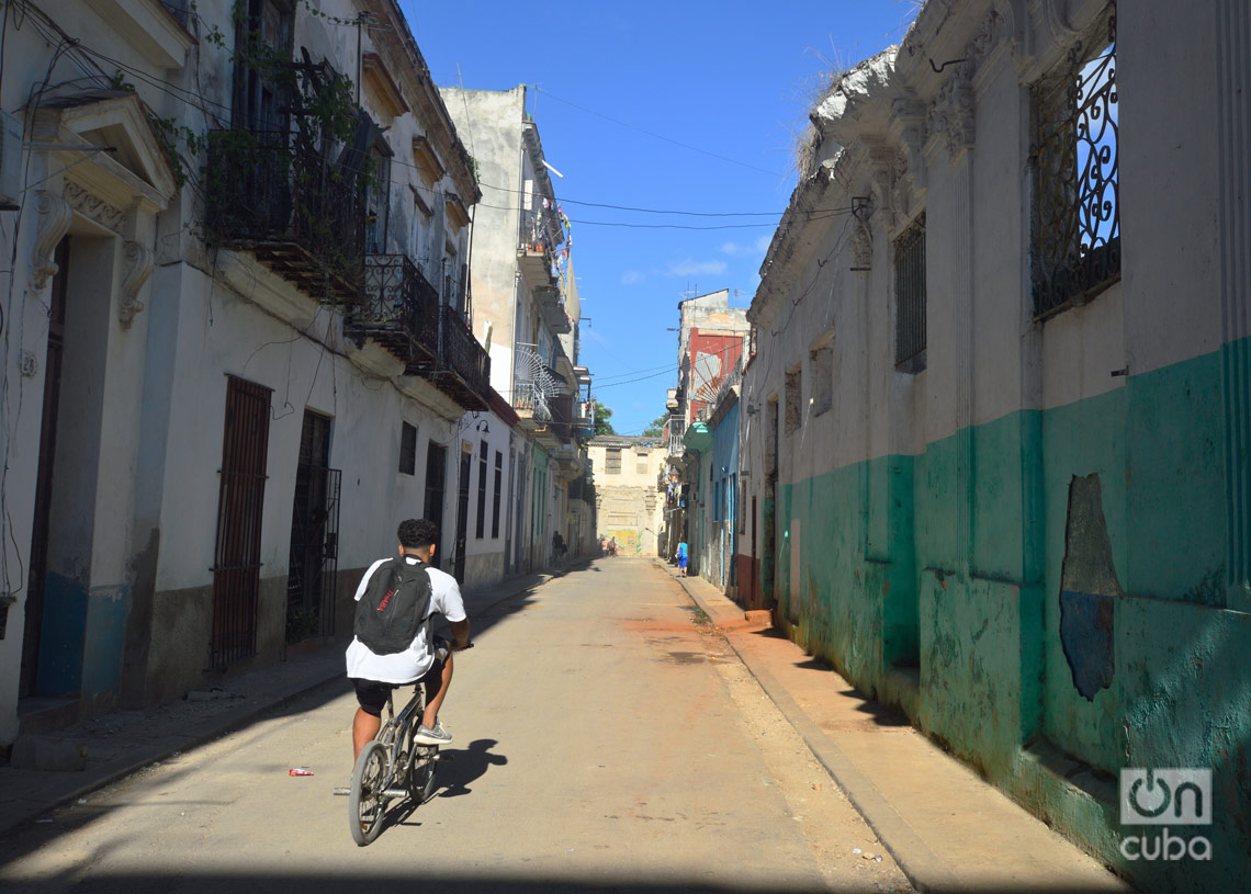 Calle Porvenir, en La Habana Vieja. Foto: Otmaro Rodríguez.