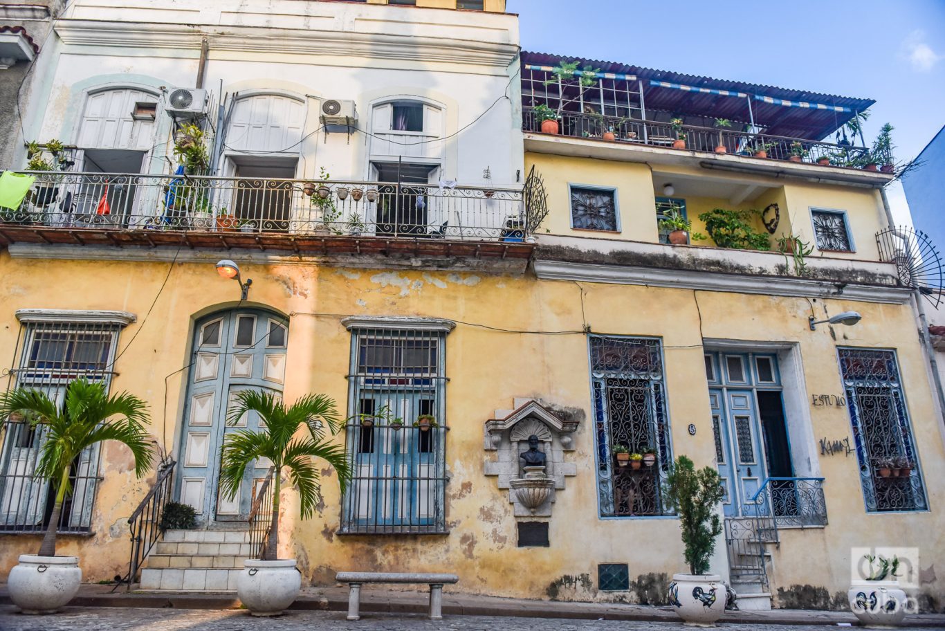 Parte de la arquitectura de La Habana colonial frente a la iglesia del Santo Ángel Custodio. Foto: Kaloian.