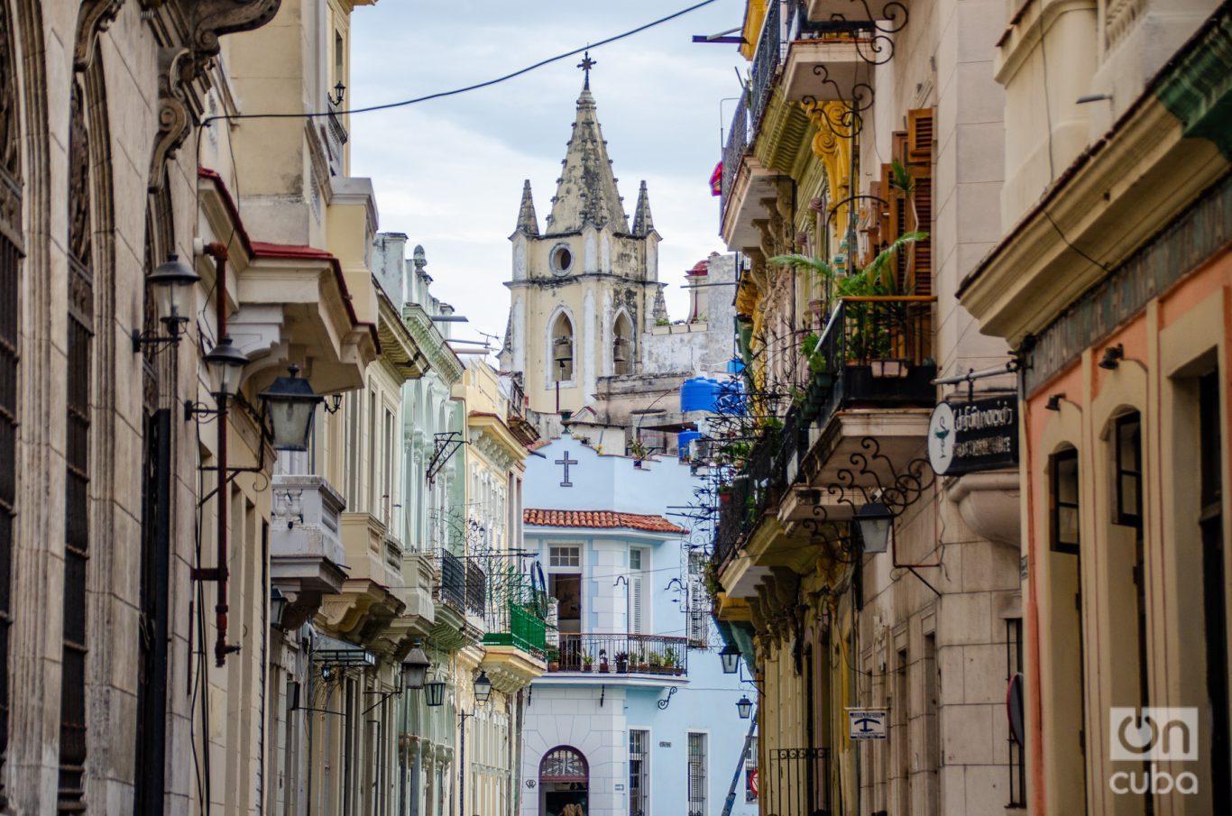 El campanario de la iglesia del Santo Ángel Custodio entre la arquitectura colonial de La Habana Vieja. Foto: Kaloian.