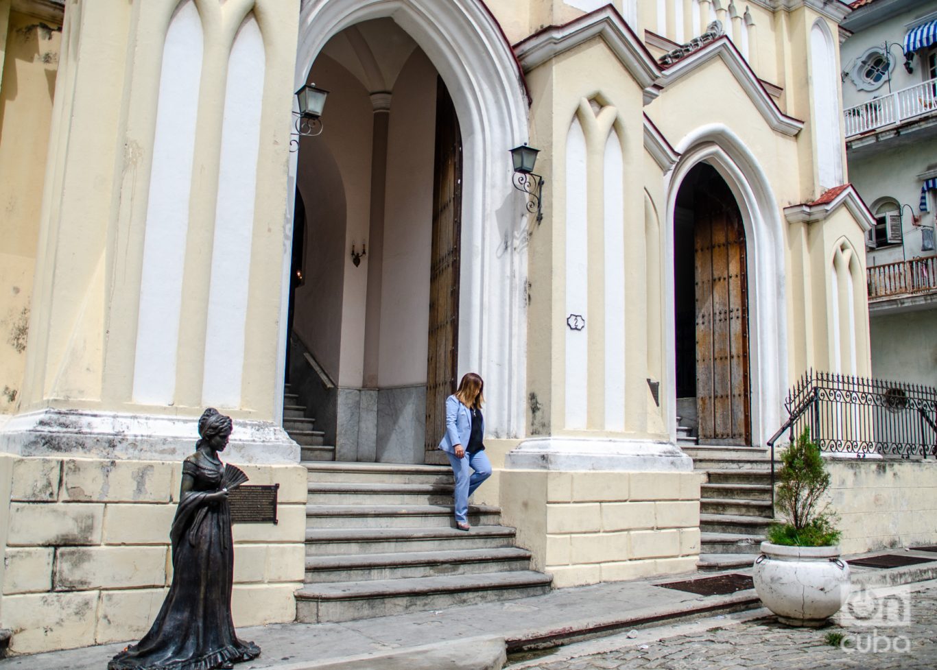 La escultura de Cecilia Valdés, a pocos pasos de la entrada principal de la iglesia del Santo Ángel Custodio. Foto: Kaloian.