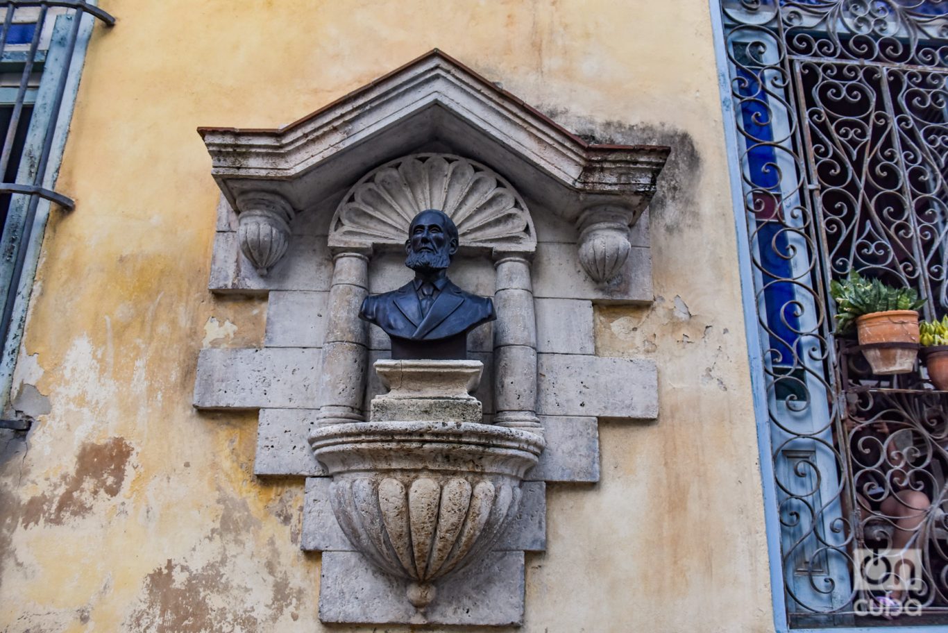 El busto de Cirilo Villaverde instalado en 1946 en la loma del Ángel, frente a la iglesia del Santo Ángel Custodio donde desde 1914 está instalada la escultura de Cecilia Valdés. Foto: Kaloian.