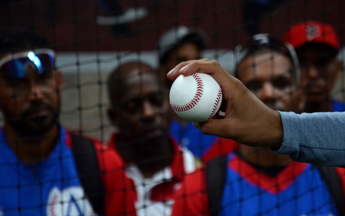 Especialistas de la academia de estadounidense Top Velocity impartieron este martes y miércoles clínicas de pitcheo en Cuba, con el propósito de aumentar el nivel de conocimiento de los entrenadores de lanzadores. Foto: Ricardo López Hevia. 