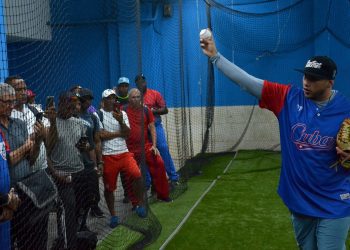 Especialistas de la academia de estadounidense Top Velocity impartieron este martes y miércoles clínicas de pitcheo en Cuba, con el propósito de aumentar el nivel de conocimiento de los entrenadores de lanzadores. Foto: Ricardo López Hevia.
