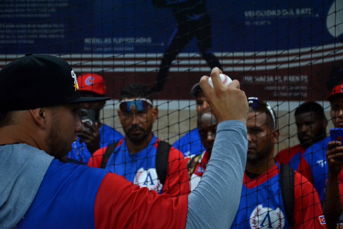 Specialists from the US Top Velocity Academy presented shooting clinics in Cuba on Tuesday and Wednesday, aiming to raise the level of knowledge of shooting coaches.  Photo: Ricardo Lopez Hevia.