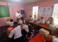 Un profesor imparte clases en una escuela en La Habana. Foto: Otmaro Rodríguez / Archivo.