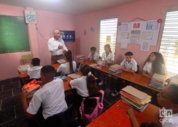 Un profesor imparte clases en una escuela en La Habana. Foto: Otmaro Rodríguez / Archivo.