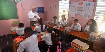 Un profesor imparte clases en una escuela en La Habana. Foto: Otmaro Rodríguez / Archivo.