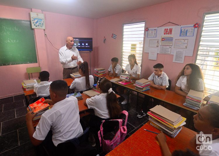 Un profesor imparte clases en una escuela en La Habana. Foto: Otmaro Rodríguez / Archivo.