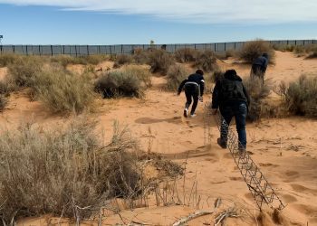 Migrantes en el desierto. Foto: CNN.