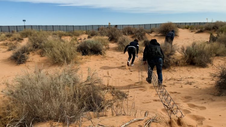 Migrantes en el desierto. Foto: CNN.