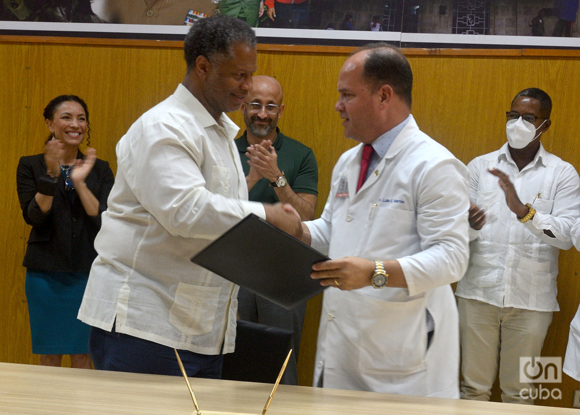 El Dr. Robert A. Winn (izq), director del VCU Massey Cancer Center, de Estados Unidos, y el Dr. Luis Eduardo Martín, director del Instituto Nacional de Oncología y Radiobiología de Cuba, se saludan tras la firma de un memorando de entendimiento entre ambas instituciones en La Habana. Foto: Otmaro Rodríguez.