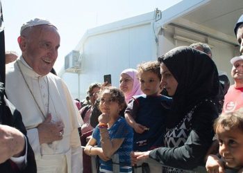 El Papa Francisco con inmigrantes en la isla de Lesbos, Grecia. Foto: Vatican Media.