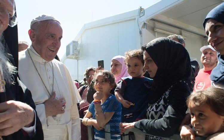 El Papa Francisco con inmigrantes en la isla de Lesbos, Grecia. Foto: Vatican Media.