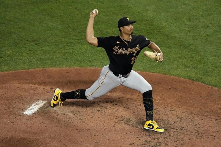 Johan Oviedo consiguió la primera blanqueada de 9 entradas para un lanzador cubano desde el 2014. Foto: Charlie Riedel/AP Photo.