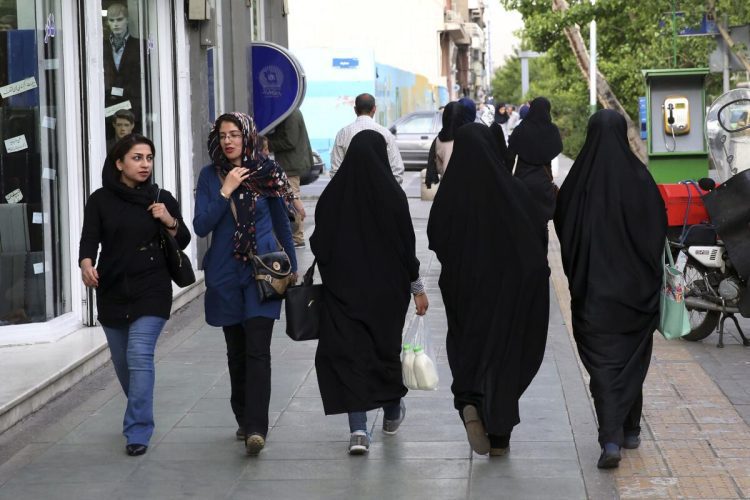 Foto: Mujeres en una calle iraní. Los Angeles Times.