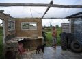 Juan Carlos Carrasco muestra a EFE lo que fuera la cocina de su casa, un año después del paso del huracán Ian, cerca a La Coloma, provincia de Pinar del Río. Foto: Yander Zamora/EFE.