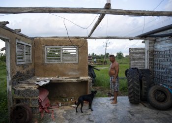 Juan Carlos Carrasco muestra a EFE lo que fuera la cocina de su casa, un año después del paso del huracán Ian, cerca a La Coloma, provincia de Pinar del Río. Foto: Yander Zamora/EFE.