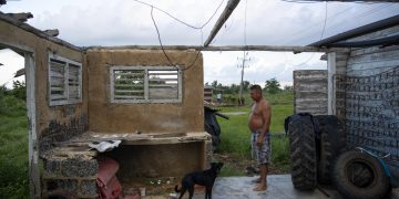 Juan Carlos Carrasco muestra a EFE lo que fuera la cocina de su casa, un año después del paso del huracán Ian, cerca a La Coloma, provincia de Pinar del Río. Foto: Yander Zamora/EFE.