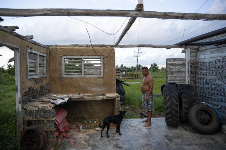 Juan Carlos Carrasco muestra a EFE lo que fuera la cocina de su casa, un año después del paso del huracán Ian, cerca a La Coloma, provincia de Pinar del Río. Foto: Yander Zamora/EFE.