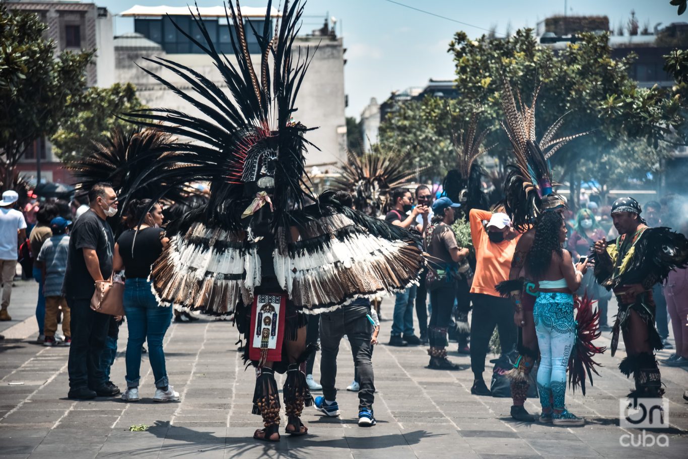  Visten atuendos que evocan a los antiguos aztecas, con llamativos colguijes que semejan las plumas del quetzal. Foto: Kaloian.