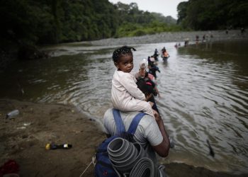 Migrantes cruzan el río Turquesa, el 14 de septiembre de 2023 en Darién. Foto: Bienvenido Velasco/EFE.