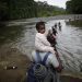 Migrantes cruzan el río Turquesa, el 14 de septiembre de 2023 en Darién. Foto: Bienvenido Velasco/EFE.