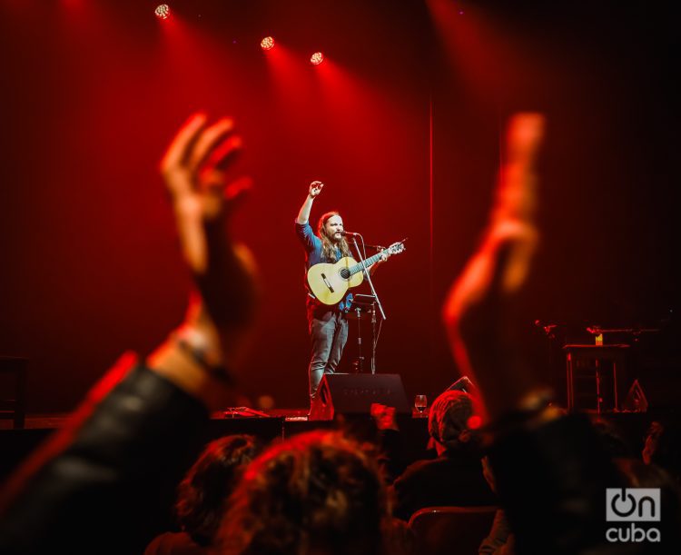 Nano Stern en el concierto de presentación del disco “Nano canta a Víctor Jara”, en Buenos Aires. Foto: Kaloian.