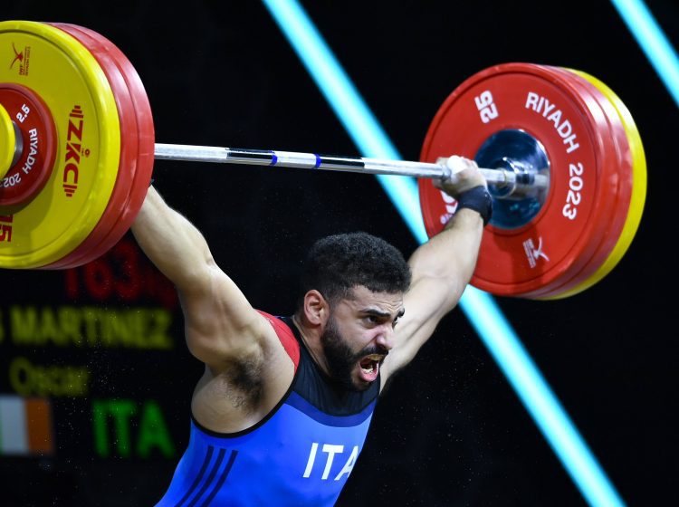 El cubano-italiano Oscar Reyes fue  una de las revelaciones del Campeonato Mundial de pesas en Riad. Foto: @Weightliftingsa