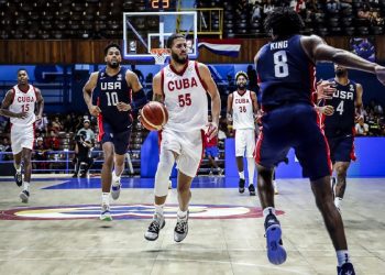 Pedro Roque (#55) ha formado parte de los equipos nacionales de Cuba y ahora intenta imponerse en el baloncesto de El Salvador. Foto: FIBA America.