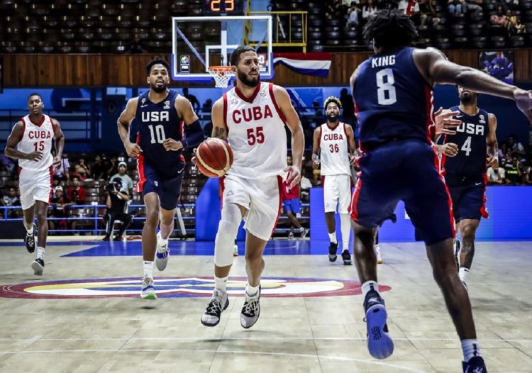 Pedro Roque (#55) ha formado parte de los equipos nacionales de Cuba y ahora intenta imponerse en el baloncesto de El Salvador. Foto: FIBA America.