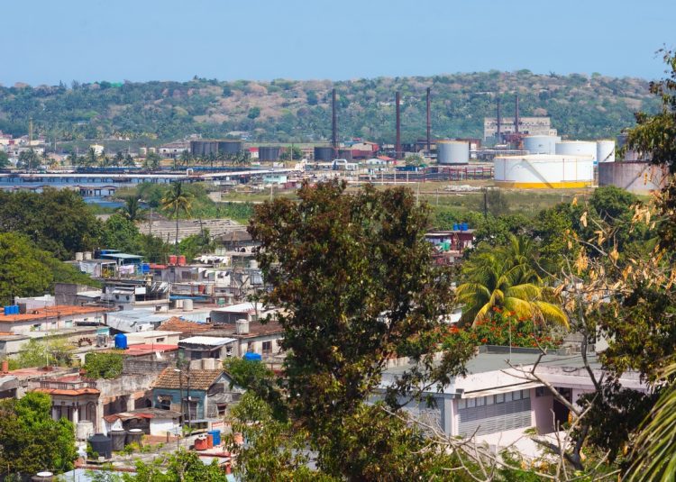 La reanudación del procesamiento de crudo en la Refinería Ñico López a partir de este viernes 22 de septiembre es una de las causas del incremento del olor a gas en distintas zonas de la capital cubana. Foto: Jooyme González/Periodismo de Barrio.