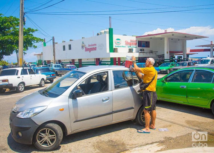 Clientes esperando que abastezcan gasolineras para adquirir combustible en La Habana. Foto: Otmaro Rodríguez / Archivo.