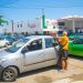 Clientes esperando que abastezcan gasolineras para adquirir combustible en La Habana. Foto: Otmaro Rodríguez / Archivo.