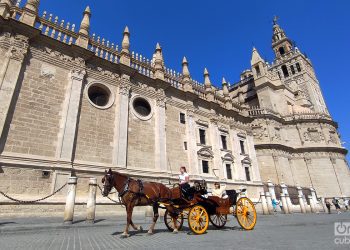 Fachada de la Catedral de Sevilla y la Torre de la Giralda. Foto: Alejandro Ernesto.