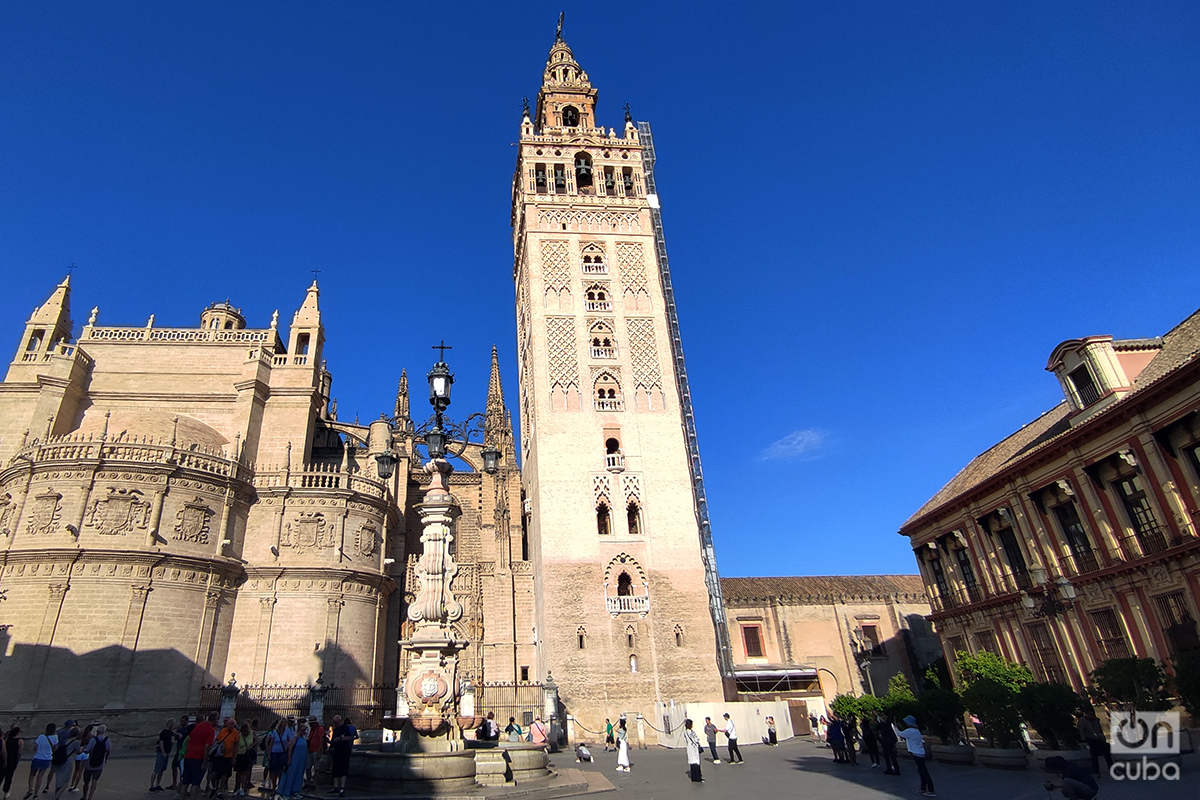 Fachada de la Catedral de Sevilla y la Torre de la Giralda. Foto: Alejandro Ernesto.